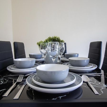 Newly Launched Two Bedroom House By Den Accommodation Short Lets & Serviced Accommodation With Garden London Bagian luar foto
