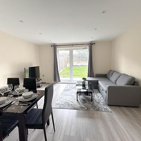 Newly Launched Two Bedroom House By Den Accommodation Short Lets & Serviced Accommodation With Garden London Bagian luar foto