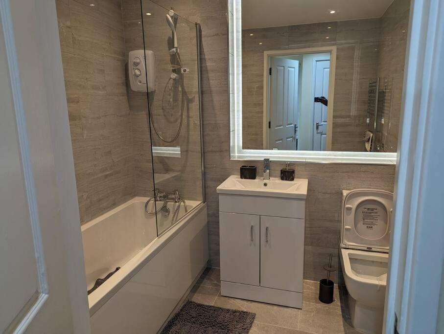 Newly Launched Two Bedroom House By Den Accommodation Short Lets & Serviced Accommodation With Garden London Bagian luar foto
