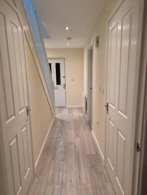 Newly Launched Two Bedroom House By Den Accommodation Short Lets & Serviced Accommodation With Garden London Bagian luar foto