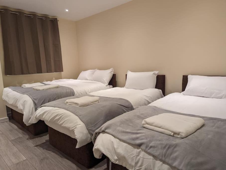 Newly Launched Two Bedroom House By Den Accommodation Short Lets & Serviced Accommodation With Garden London Bagian luar foto