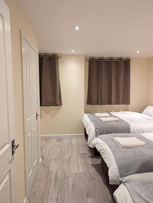 Newly Launched Two Bedroom House By Den Accommodation Short Lets & Serviced Accommodation With Garden London Bagian luar foto