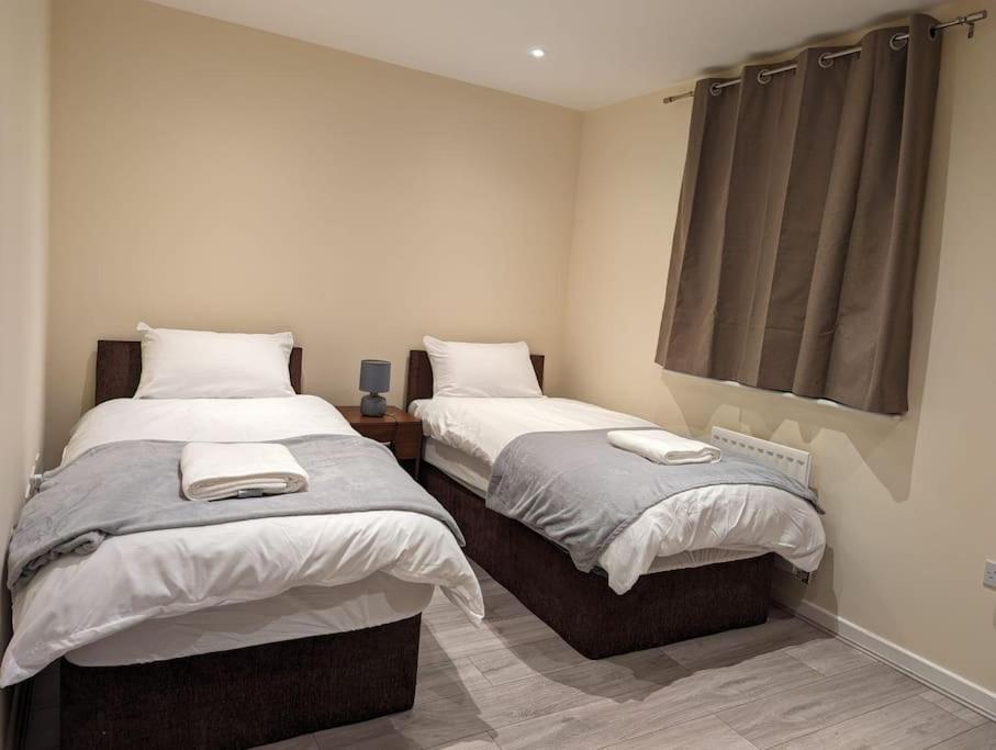 Newly Launched Two Bedroom House By Den Accommodation Short Lets & Serviced Accommodation With Garden London Bagian luar foto