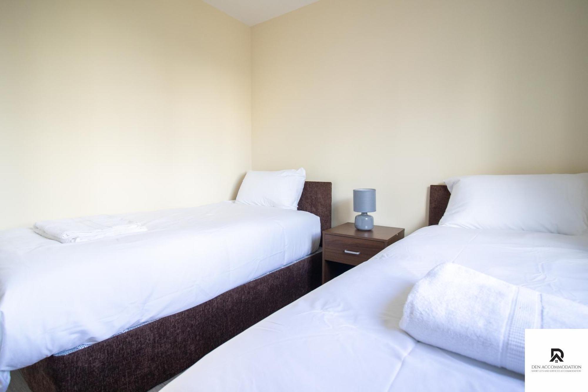 Newly Launched Two Bedroom House By Den Accommodation Short Lets & Serviced Accommodation With Garden London Bagian luar foto