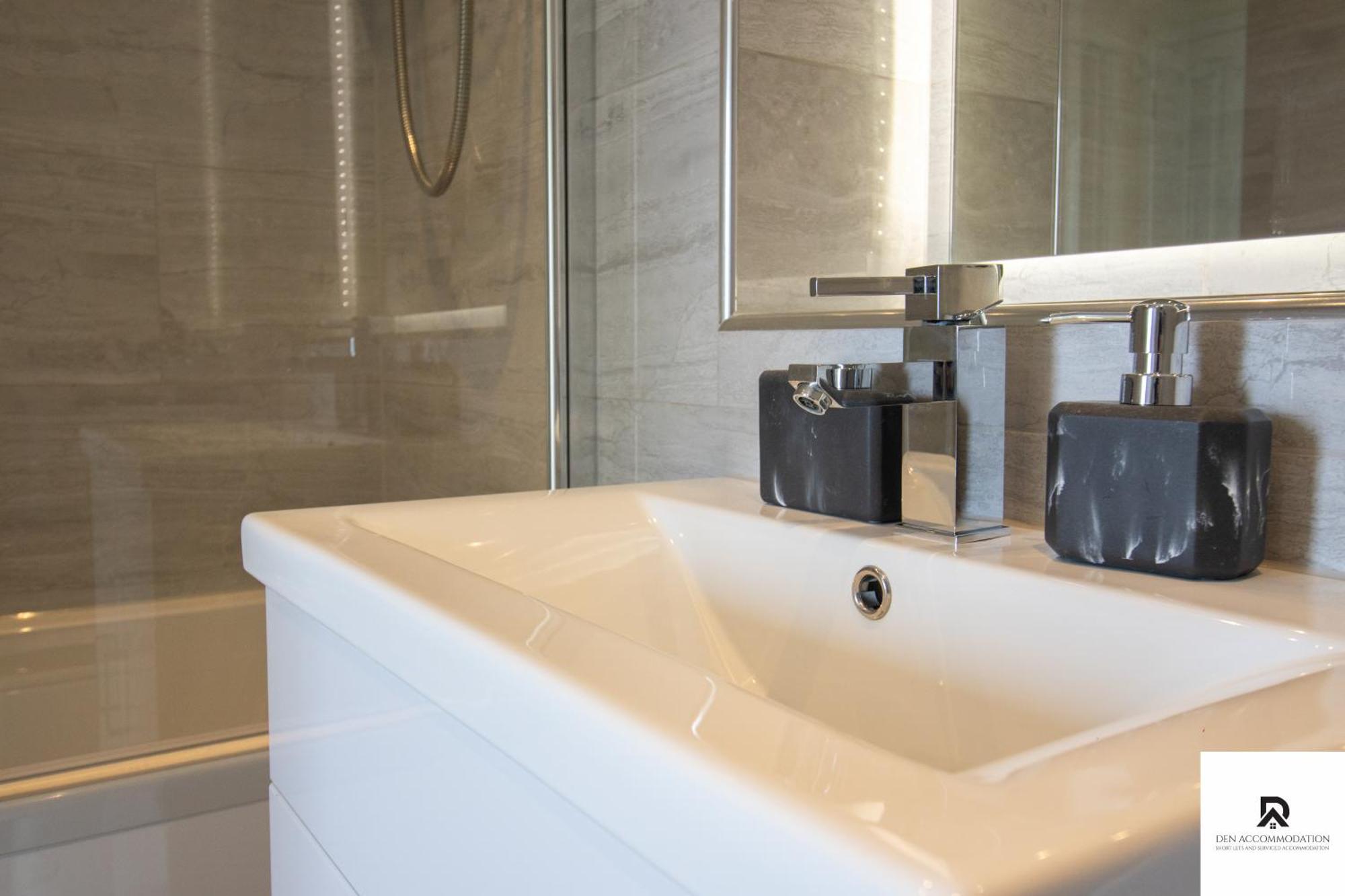 Newly Launched Two Bedroom House By Den Accommodation Short Lets & Serviced Accommodation With Garden London Bagian luar foto