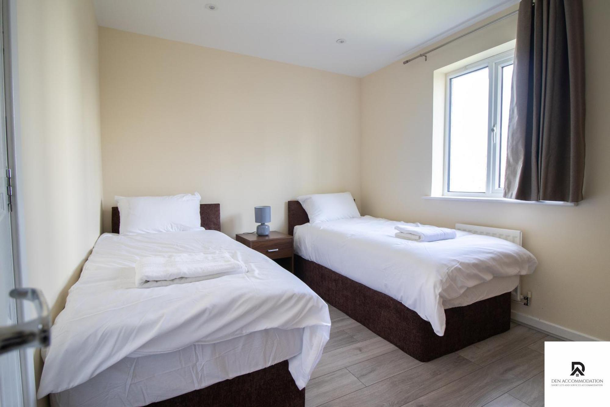 Newly Launched Two Bedroom House By Den Accommodation Short Lets & Serviced Accommodation With Garden London Bagian luar foto