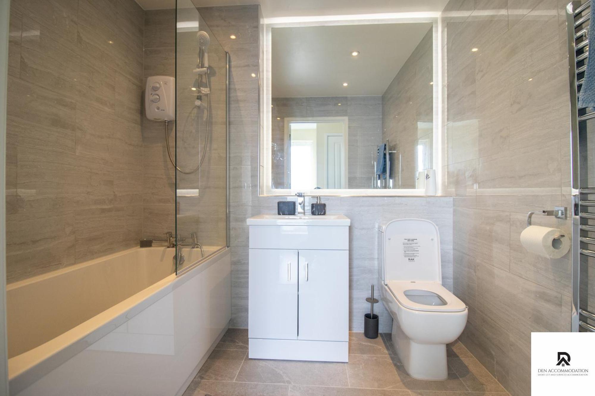 Newly Launched Two Bedroom House By Den Accommodation Short Lets & Serviced Accommodation With Garden London Bagian luar foto