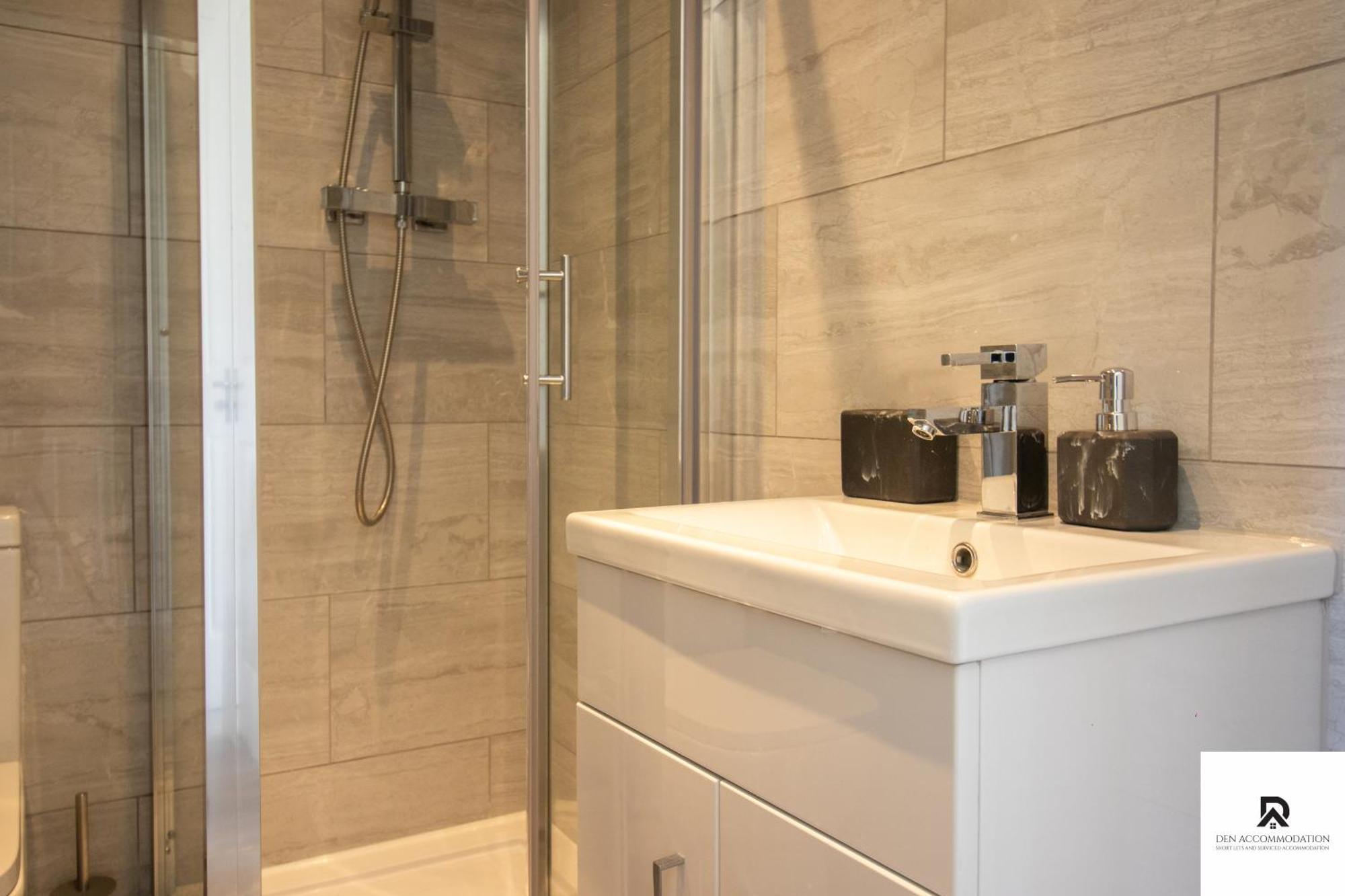Newly Launched Two Bedroom House By Den Accommodation Short Lets & Serviced Accommodation With Garden London Bagian luar foto