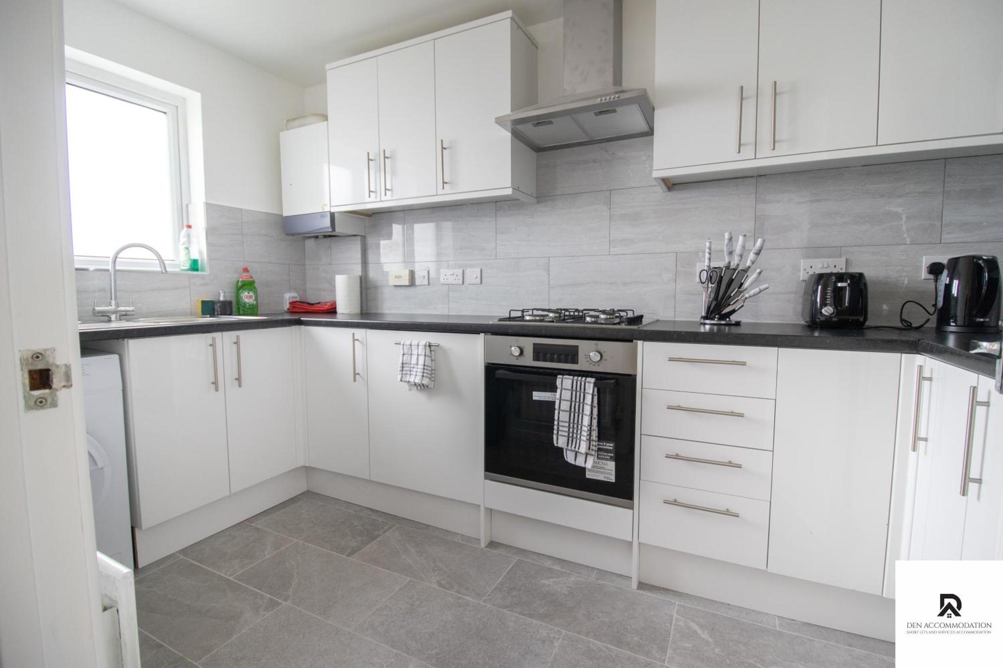 Newly Launched Two Bedroom House By Den Accommodation Short Lets & Serviced Accommodation With Garden London Bagian luar foto