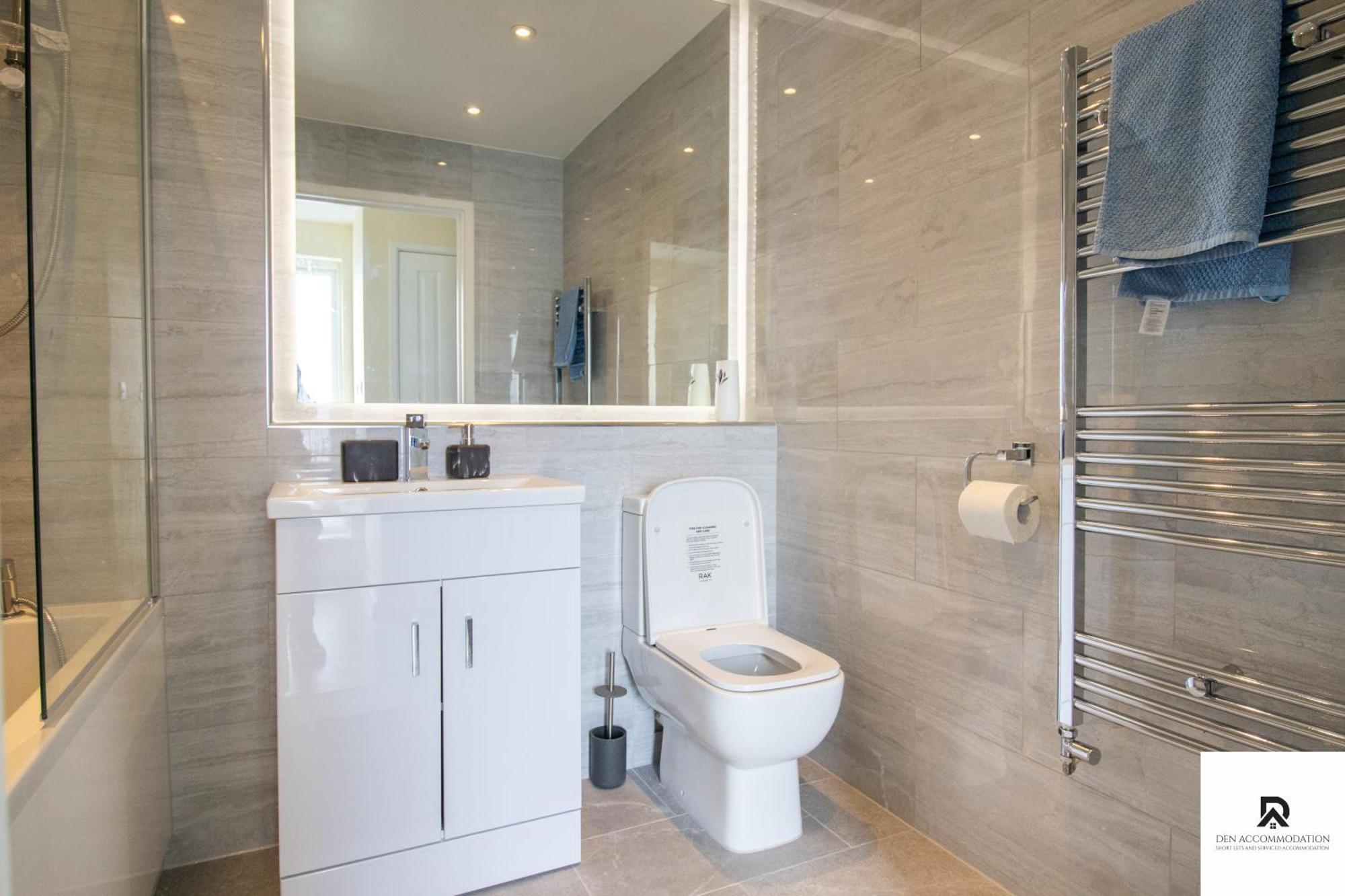 Newly Launched Two Bedroom House By Den Accommodation Short Lets & Serviced Accommodation With Garden London Bagian luar foto