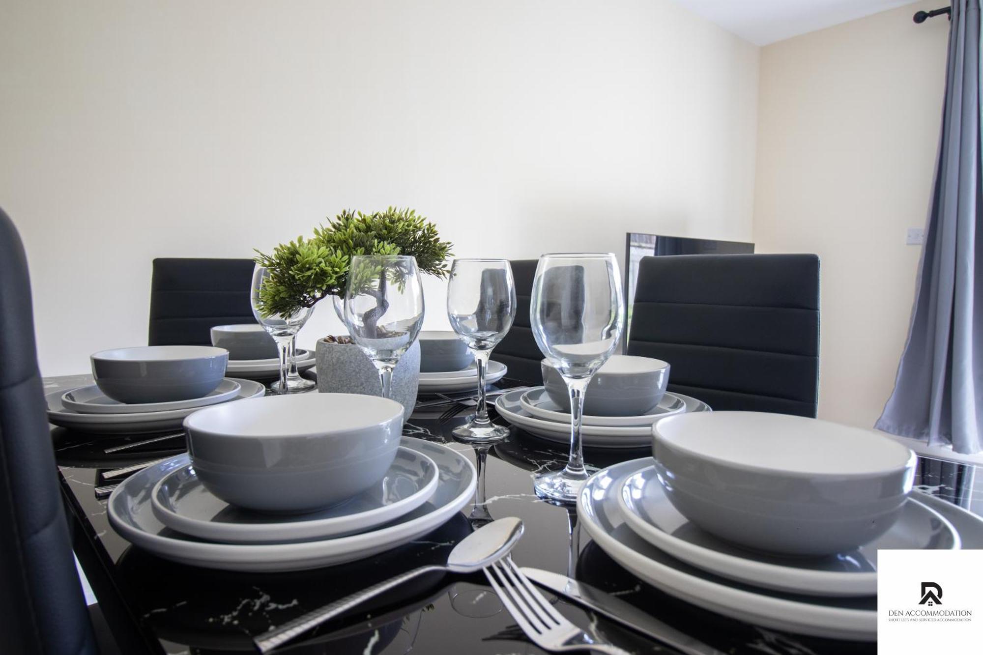 Newly Launched Two Bedroom House By Den Accommodation Short Lets & Serviced Accommodation With Garden London Bagian luar foto